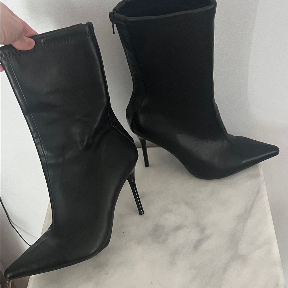 Elegant Black Stiletto Boots - Picture 6 of 6